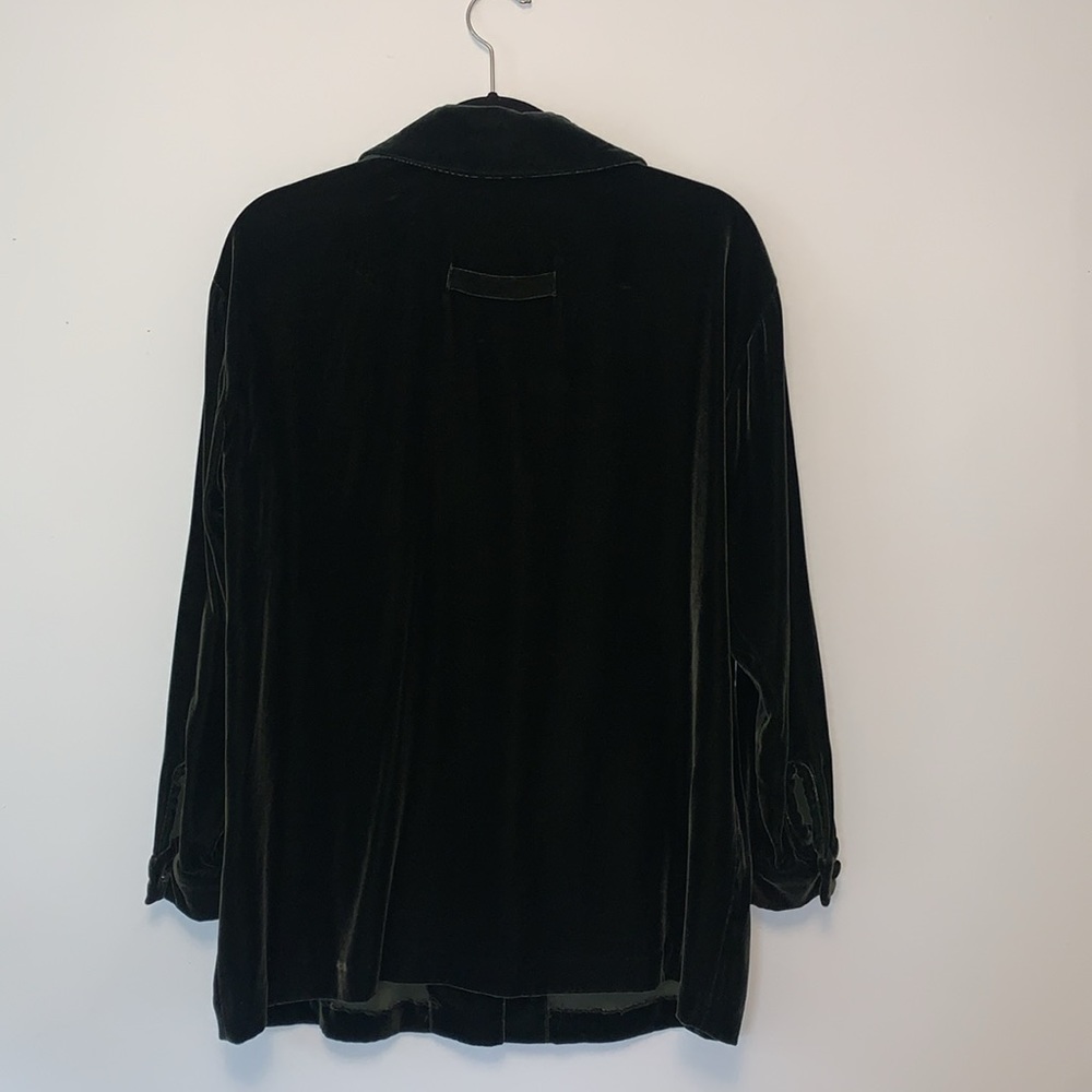 DanaBuchman Petites green viscose rayon button up with silk inside fabric